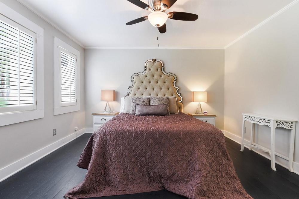 Deluxe Queen Room interior